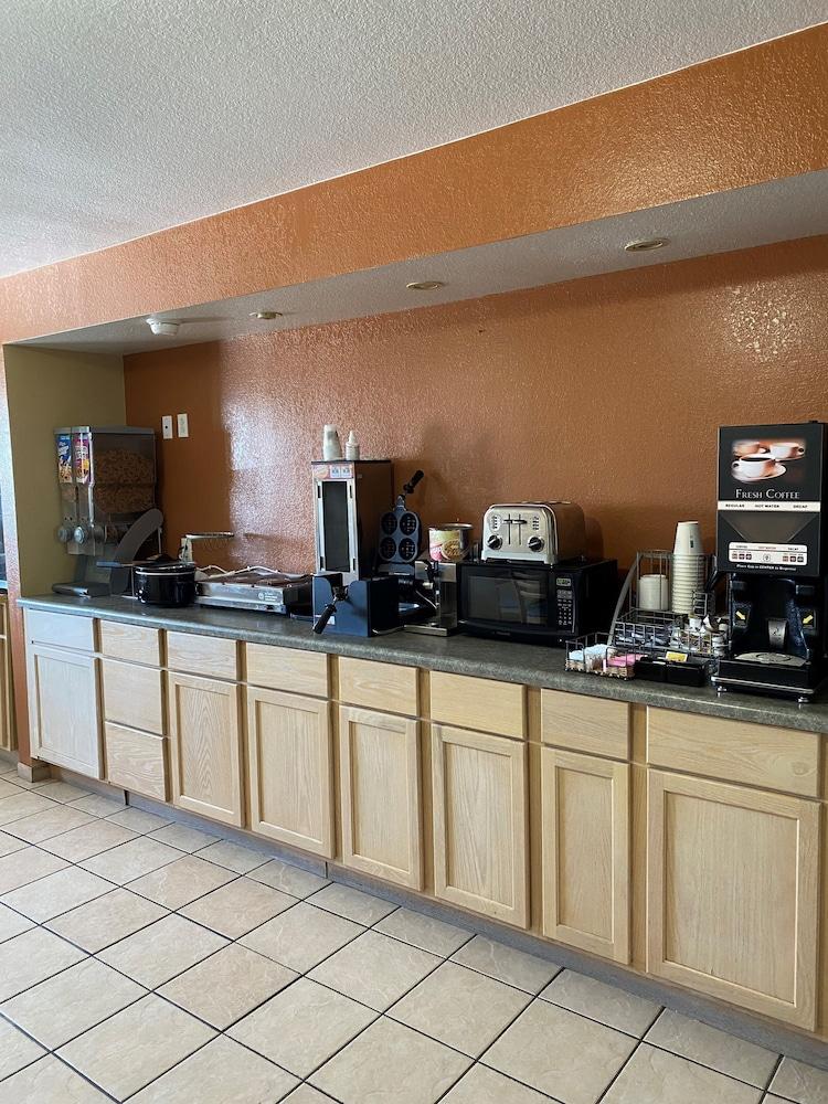 Super 8 By Wyndham Grinnell Ia Extérieur photo