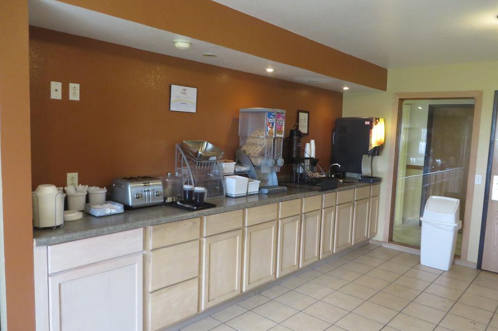 Super 8 By Wyndham Grinnell Ia Extérieur photo