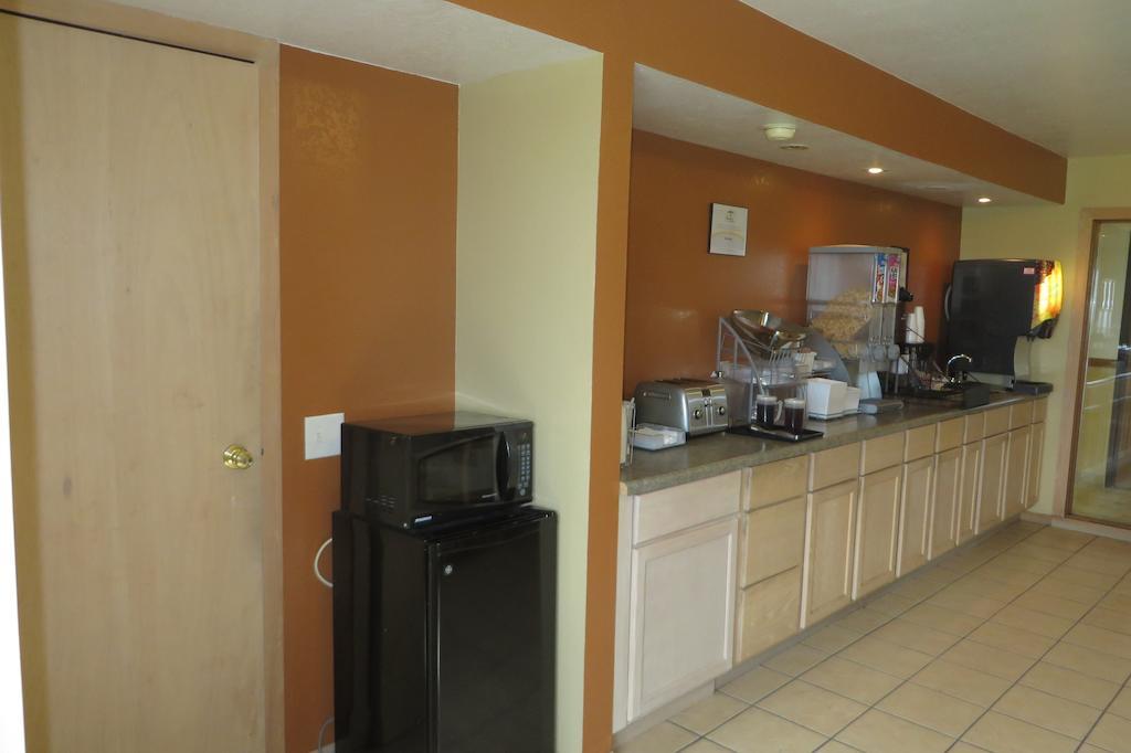 Super 8 By Wyndham Grinnell Ia Extérieur photo
