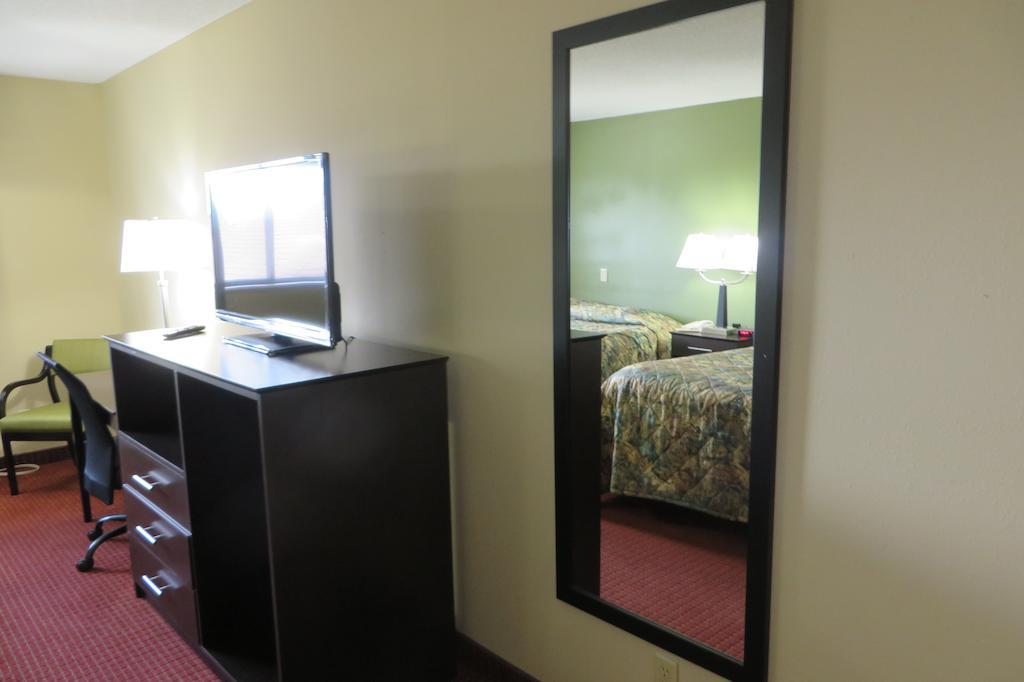 Super 8 By Wyndham Grinnell Ia Extérieur photo