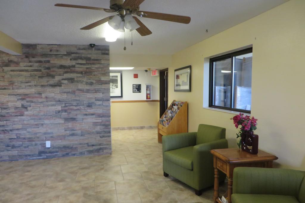 Super 8 By Wyndham Grinnell Ia Extérieur photo