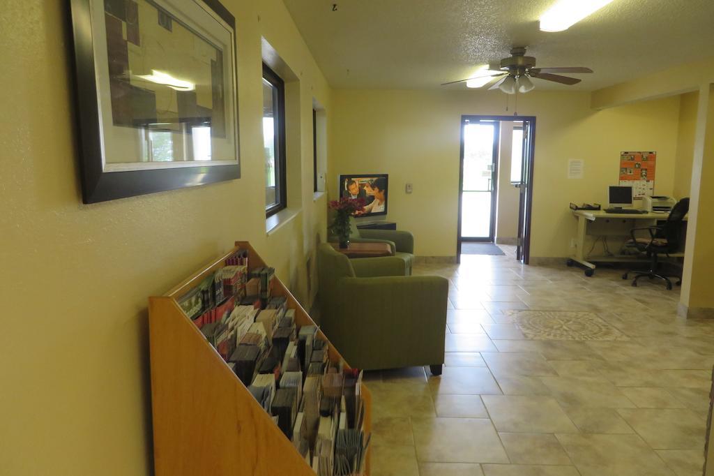Super 8 By Wyndham Grinnell Ia Extérieur photo
