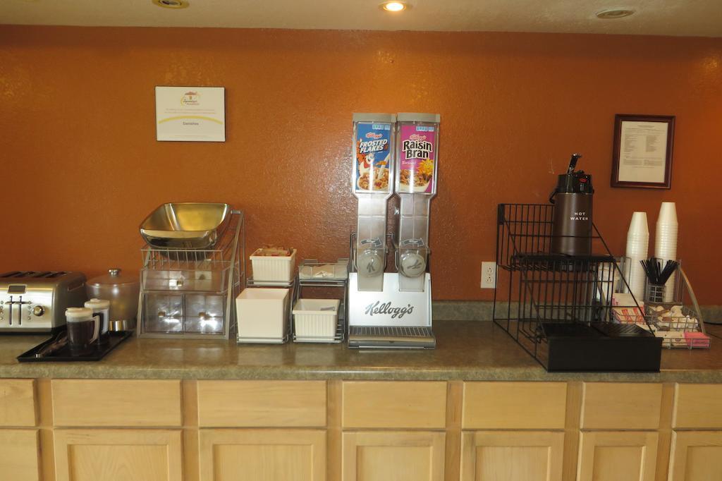 Super 8 By Wyndham Grinnell Ia Extérieur photo