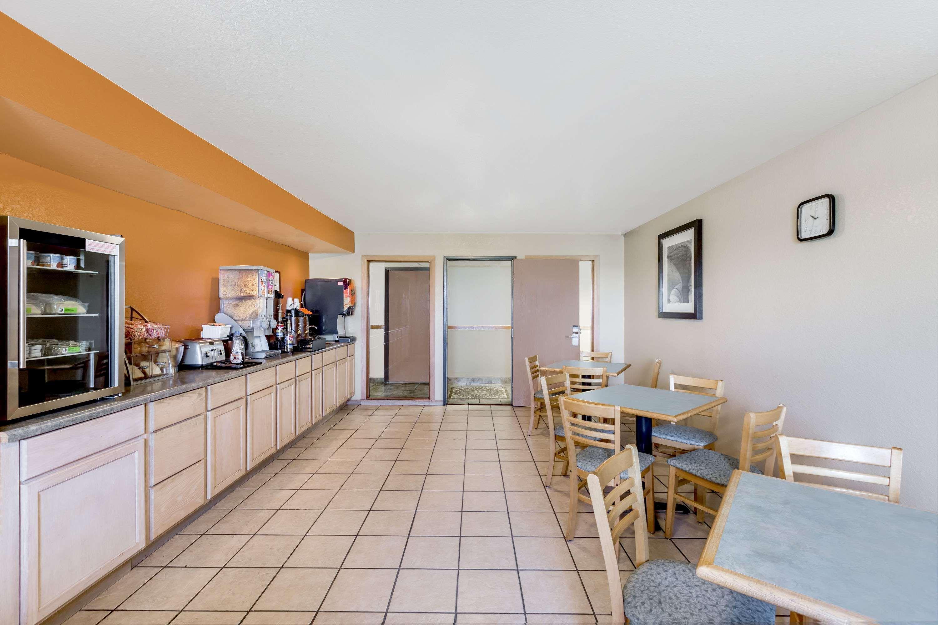 Super 8 By Wyndham Grinnell Ia Extérieur photo