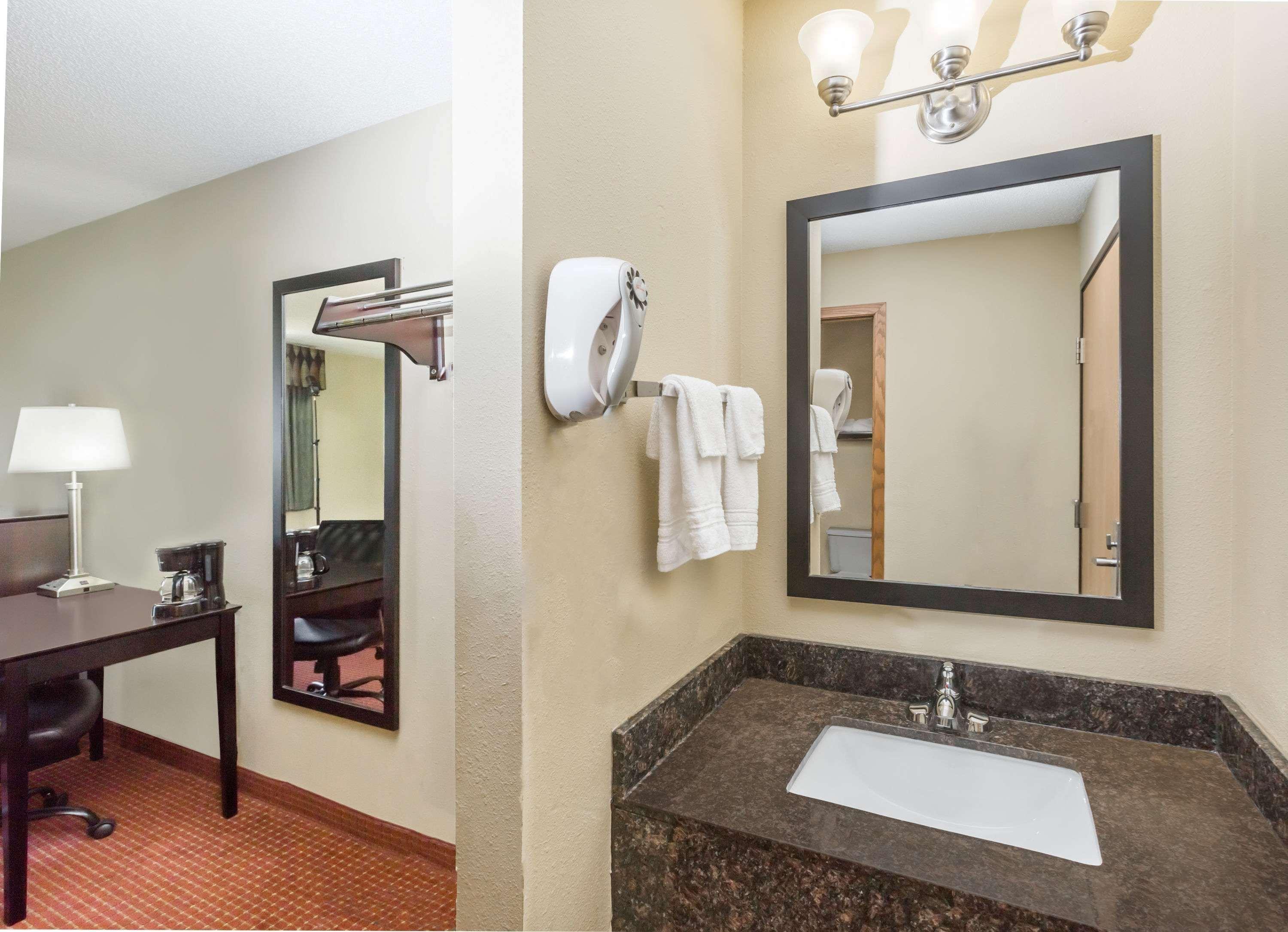 Super 8 By Wyndham Grinnell Ia Extérieur photo