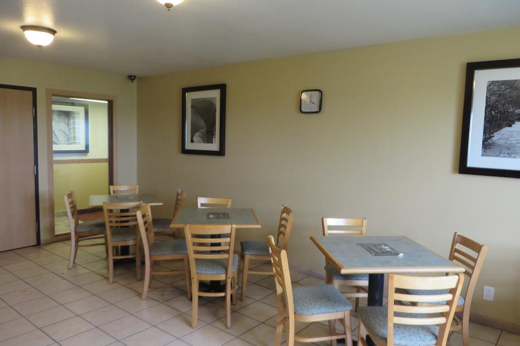 Super 8 By Wyndham Grinnell Ia Extérieur photo